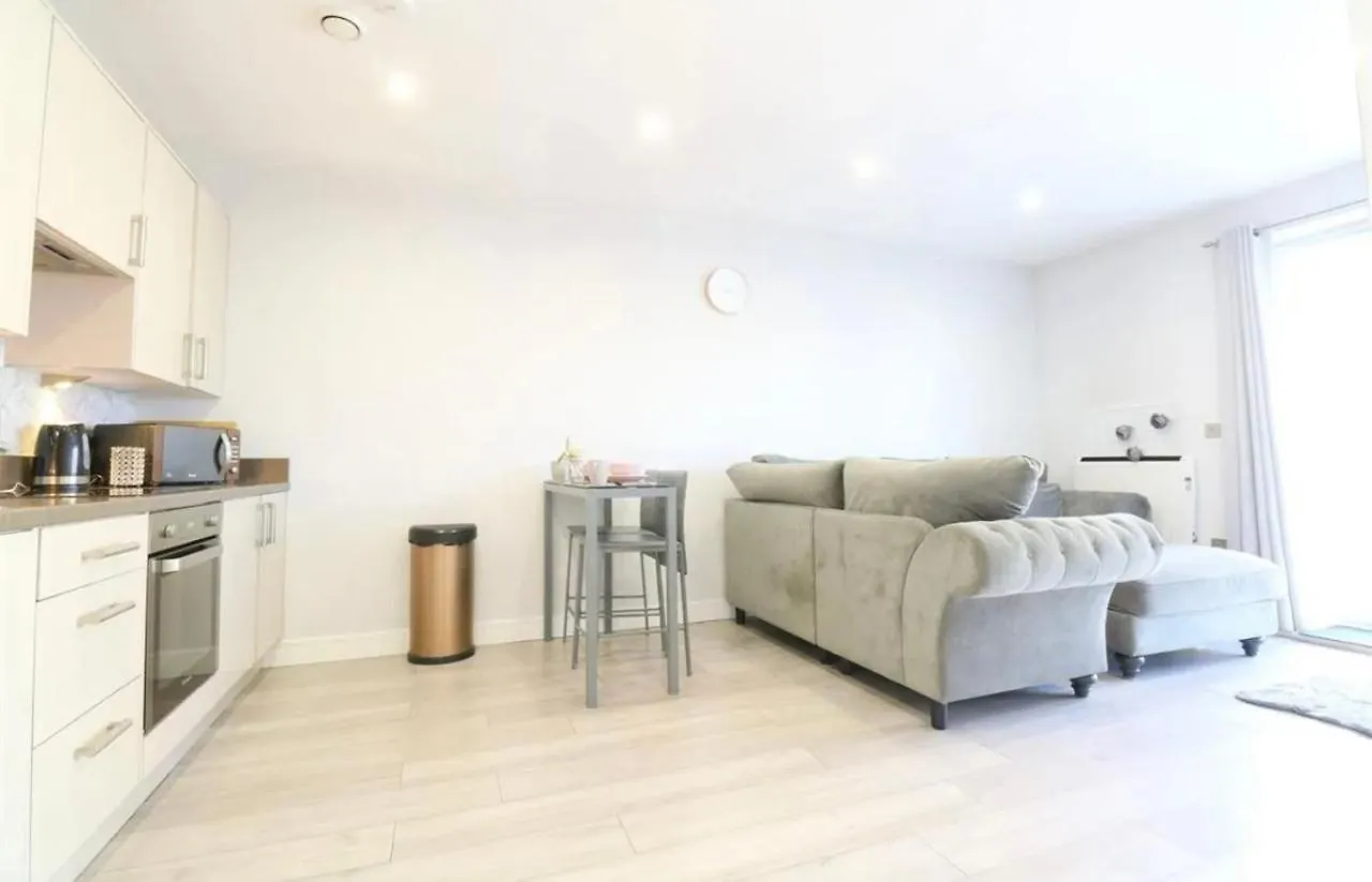 Georgina Beach Luxury 2 Bed Apartment - Walking Distance To Beach Southend-on-Sea