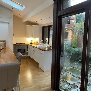 https://stable-cottage-lytham.hotelsin-chester.com