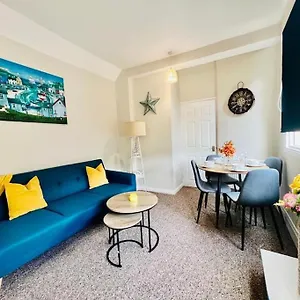  Apartment Vibes: Artisan With Free Parking In